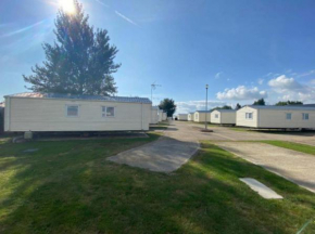 Lovely 6 berth caravan for hire in Clacton-on-Sea ref 27833S